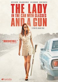 La dame dans l'auto avec des lunettes et un fusil = The lady in the car with glasses and a gun
